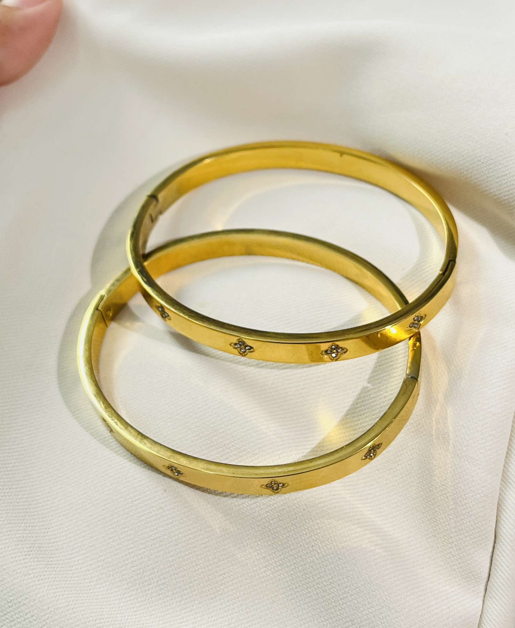 កងដៃត្បូង រាងផ្កា