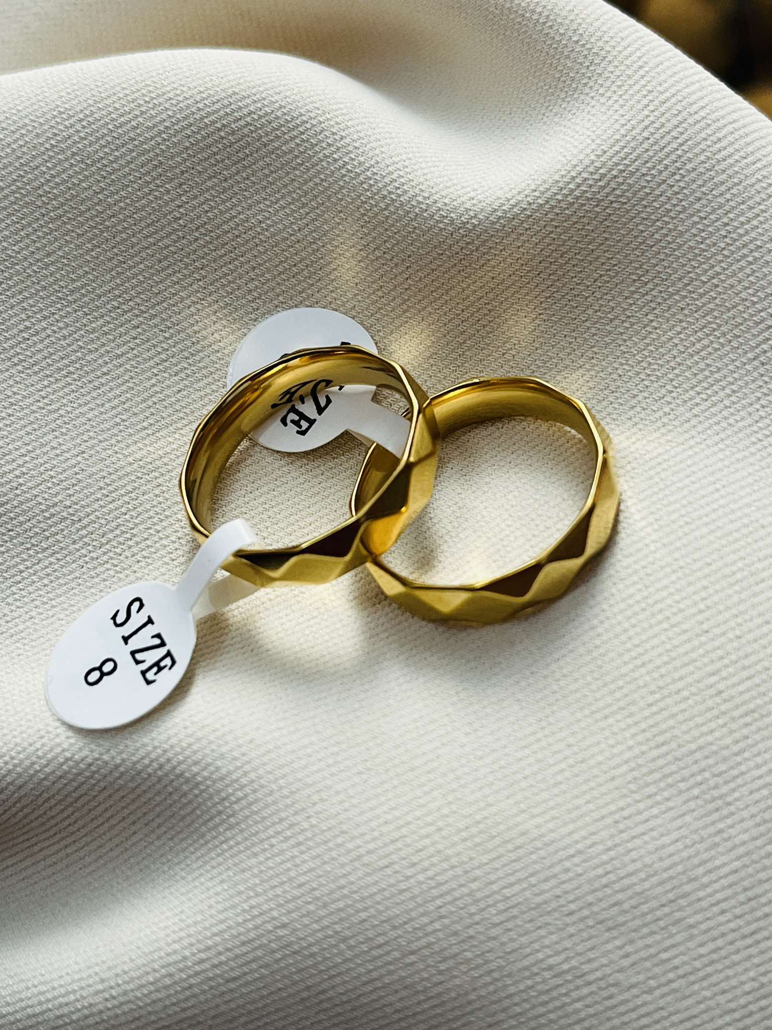 ចិញ្ចៀន ម៉ូតជ្រុងៗ