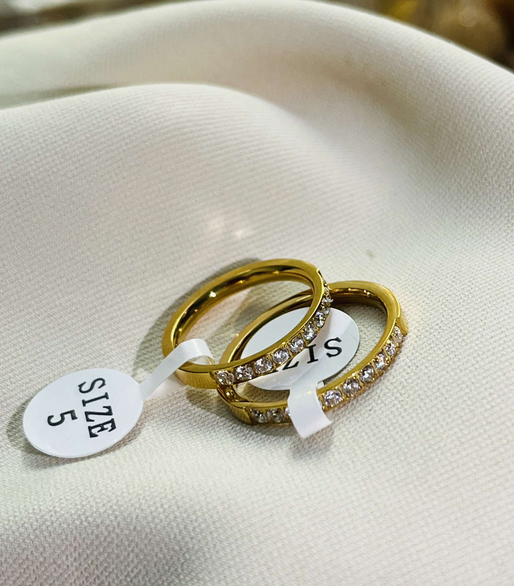 ចិញ្ចៀនត្បូងច្រើន